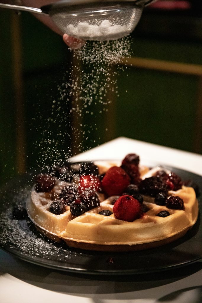 Waffeln mit Himbeeren und Zucker